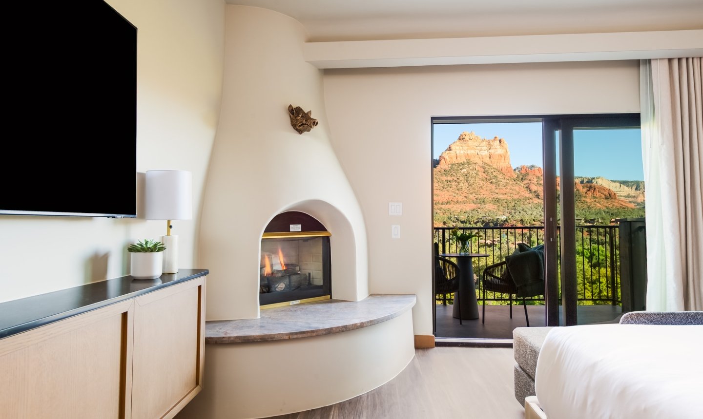 The Cliffs King Deluxe Fireplace