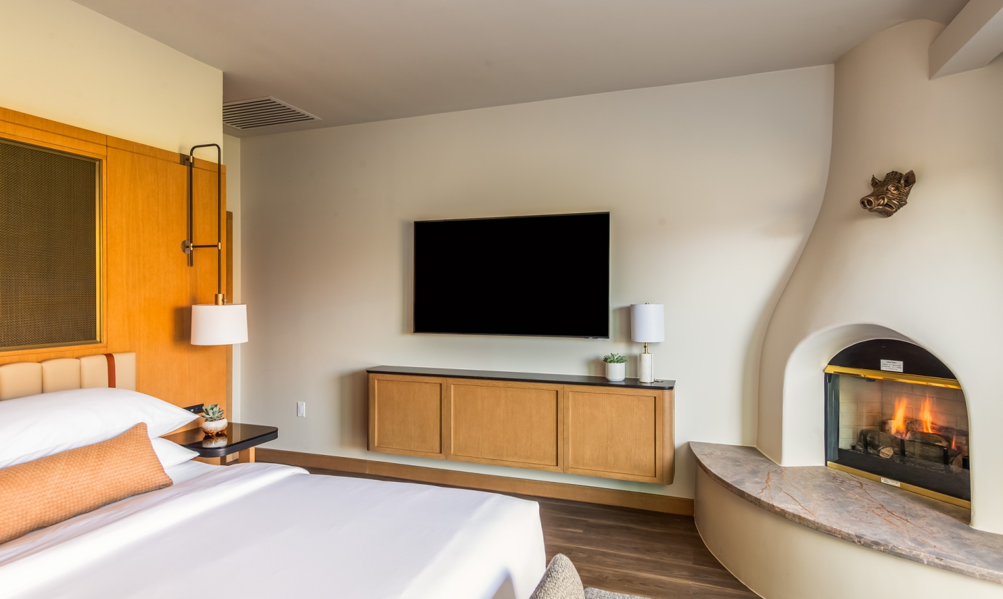 Cliffs Deluxe King Tv and Fireplace