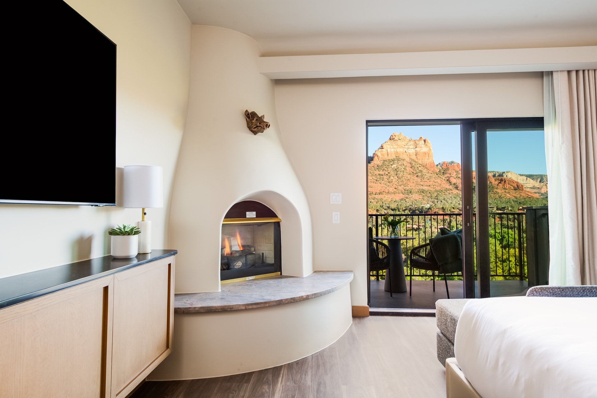 The Cliffs King Deluxe Fireplace