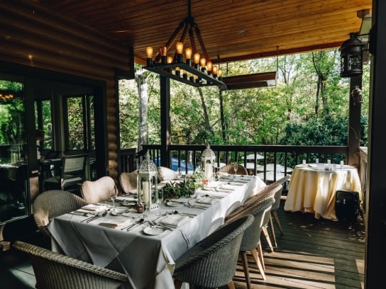 A table setting at the Vista Overlook venue