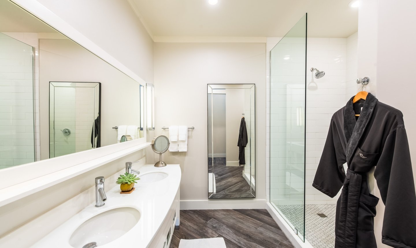 Lodge Deluxe Bathroom