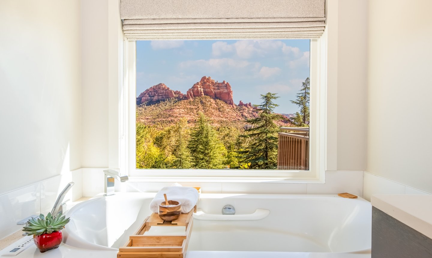 Vista Cottage Bathtub