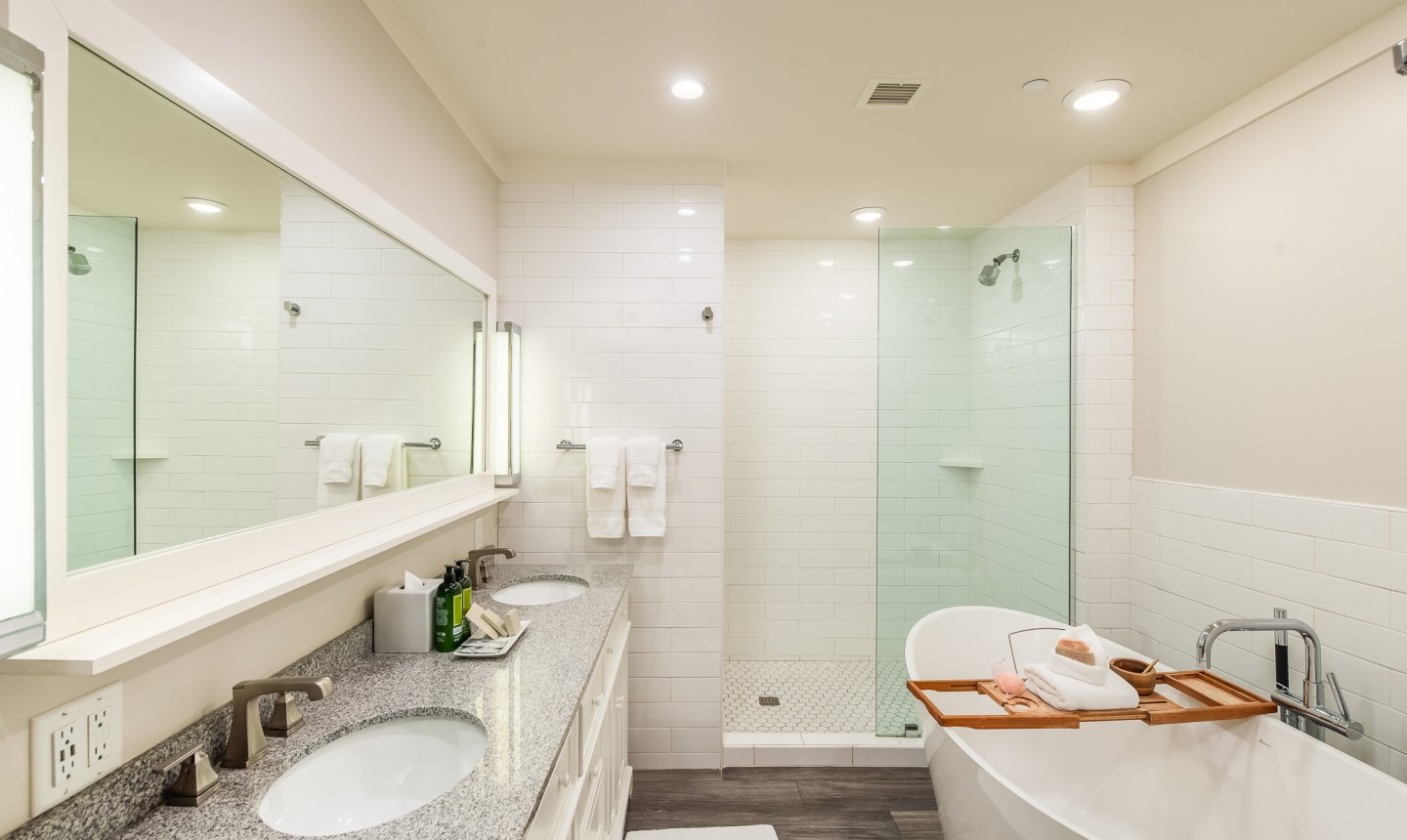 Lodge Jr Suite Bathroom